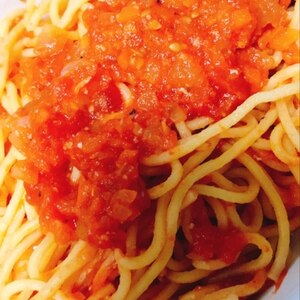 ホールトマトと玉ねぎのパスタ